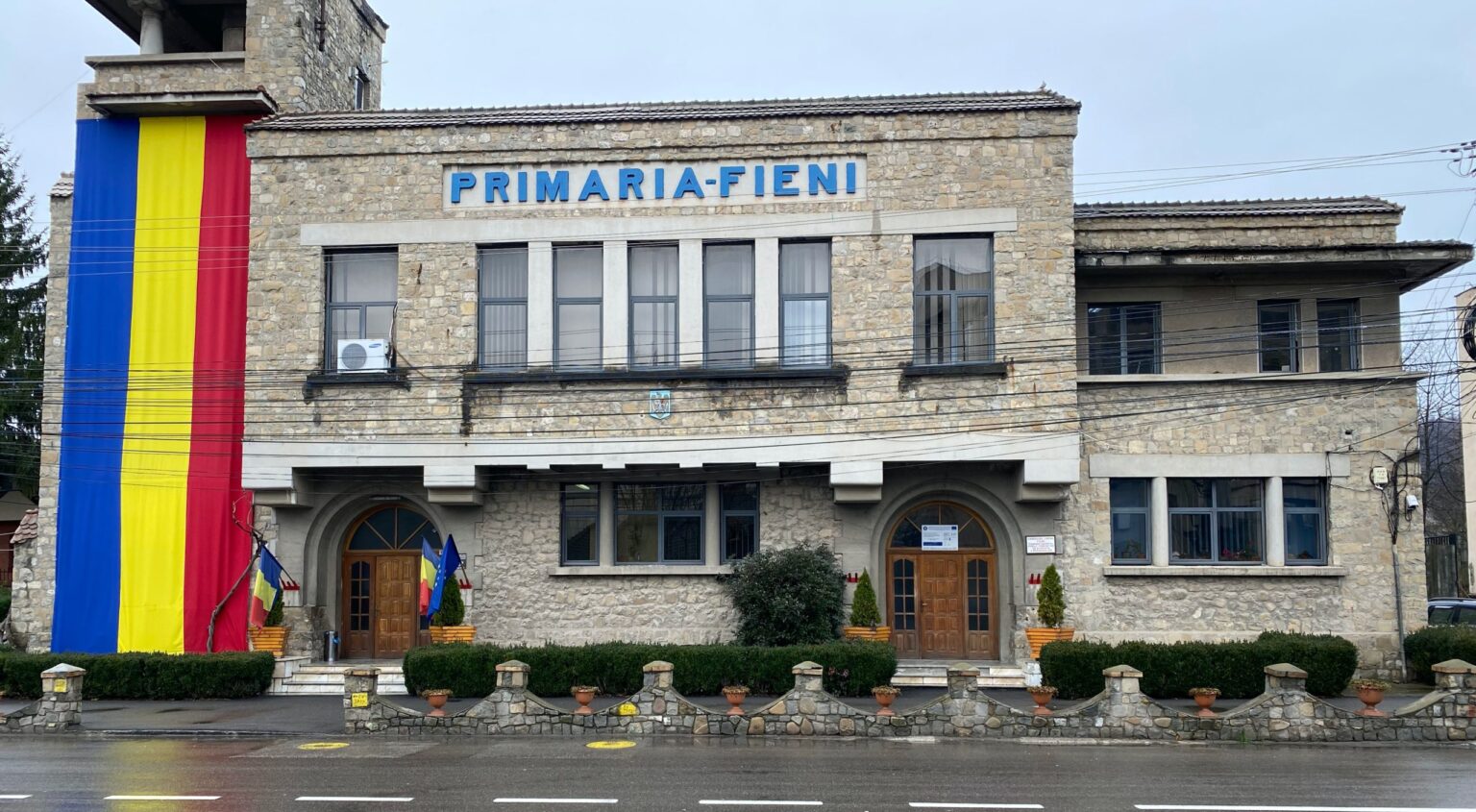 Contribuabilii,  persoane fizice care își achită integral, până la 31 martie 2024, inclusiv, taxele și impozitele locale aferente anului în curs