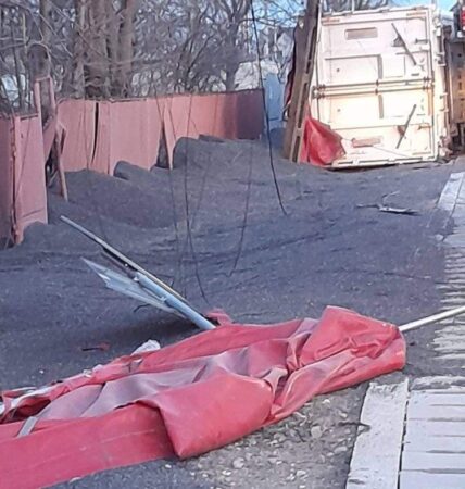 Un TIR încărcat cu semințe de floarea soarelui s-a răsturnat la Niculești .Alerta a fost imediat data la 112. Se putea întâmpla o adevărată