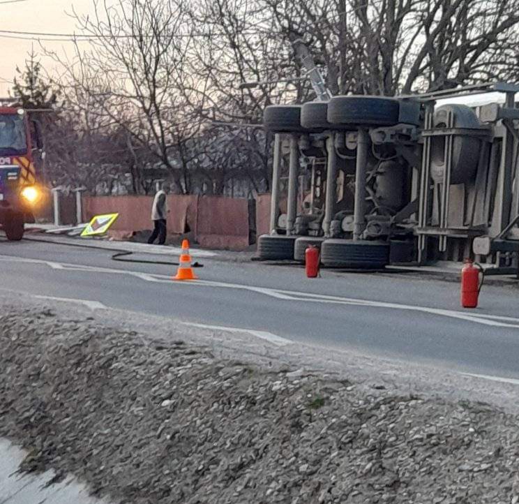 Un TIR încărcat cu semințe de floarea soarelui s-a răsturnat la Niculești .Alerta a fost imediat data la 112. Se putea întâmpla o adevărată
