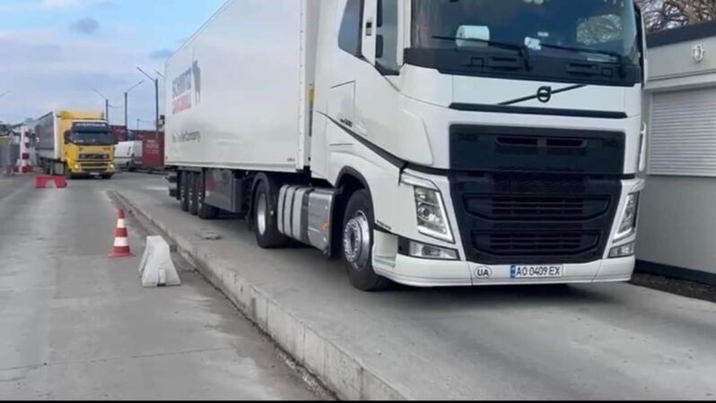 Important pentru transportatorii dâmbovițeni de marfă: Noi măsuri luate de CNAIR în frontiere Vineri, 23.02.2024, vor fi deschise 3 benzi de circulație pentru fluidizarea traficului de marfă pe sensul de ieșire din România în punctul de trecere a frontierei de la Giurgiu.