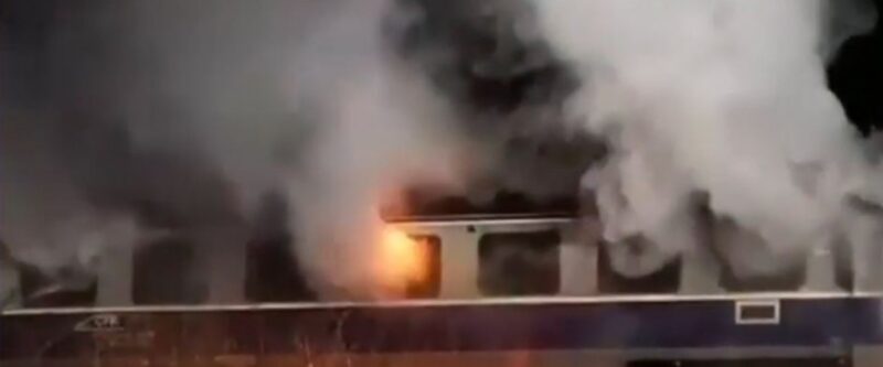 Panică într-un tren care a luat foc în orașul Titu 20 de călători au tras o sperietură soră cu moartea, după un vagon al trenului în care se aflau, a luat foc.Totul s-a petrecut