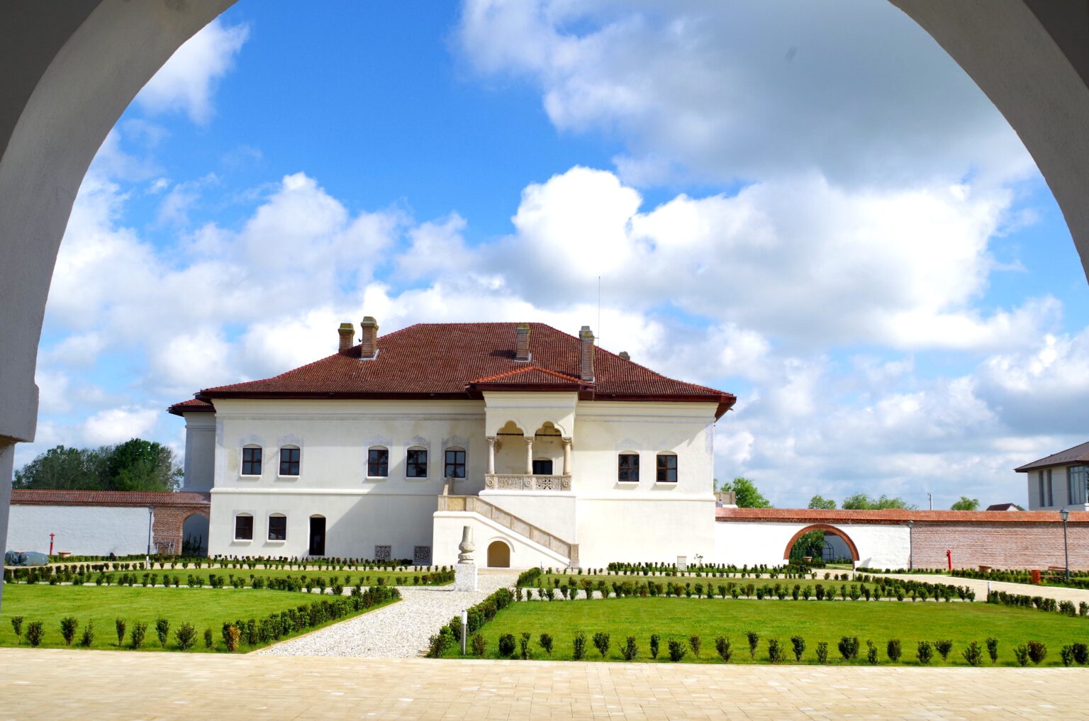 Muzeele din cadrul Complexului Muzeal „Curtea Domnească” Târgovişte, trec la programul de vară Începând de duminică, 31 martie 2024, Complexul Naţional Muzeal „Curtea Domnească” (CNMCD) Târgovişte trece la programul de vară.