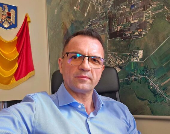 Primarul municipiului Târgoviște, Cristian Daniel Stan a semnat ieri,  contractul care vizează dotarea cu mobilier a sălilor d