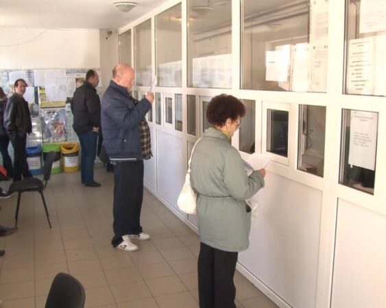 Având în vedere riscul ca România să nu se încadreze în ținta de deficit bugetar, precum și necesitatea de a reforma sistemul bugetar