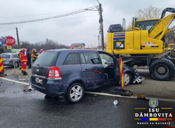 Din primele date, s-ar fi produs o coliziune la intersecția DJ 720B cu DN 72, în localitatea Nisipuri,  între două autoturisme