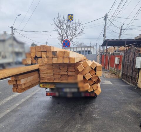 Polițiștii din cadrul Serviciului Rutier au oprit pentru control, pe Calea București din municipiul Târgoviște, o autoutilitară condusă de un bărbat de 66 de ani, din localitate.