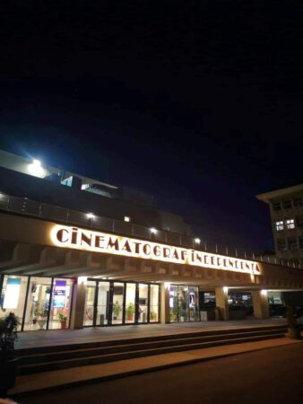 Pentru doamne și domnișoare, intrarea este gratuită.