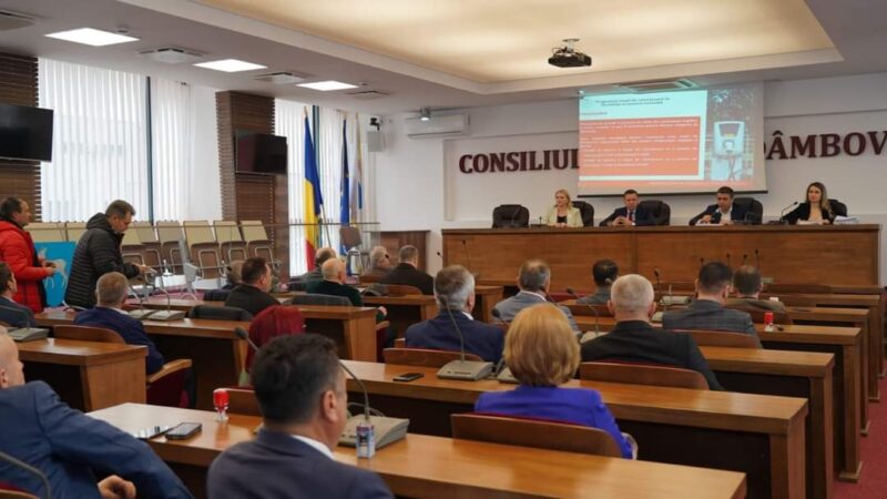 Județul Dâmbovița devine mai verde! La sediul CJ Dâmbovița, ieri, s-au semnat 31 de contracte în valoare de aproximativ 10 milioane de euro, ce vizează amenajarea de stații de încărcare auto și piste de biciclete.