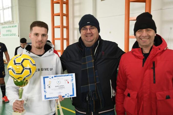 Sala de Sport a orașului Răcari a găzduit ieri,  una dintre cele mai frumoase finale fotbalistice, disputată între tinerii jucători ai cartierului Ghergani și selecționata celor mai talentați fotbaliști ai Liceului  Răcari. 