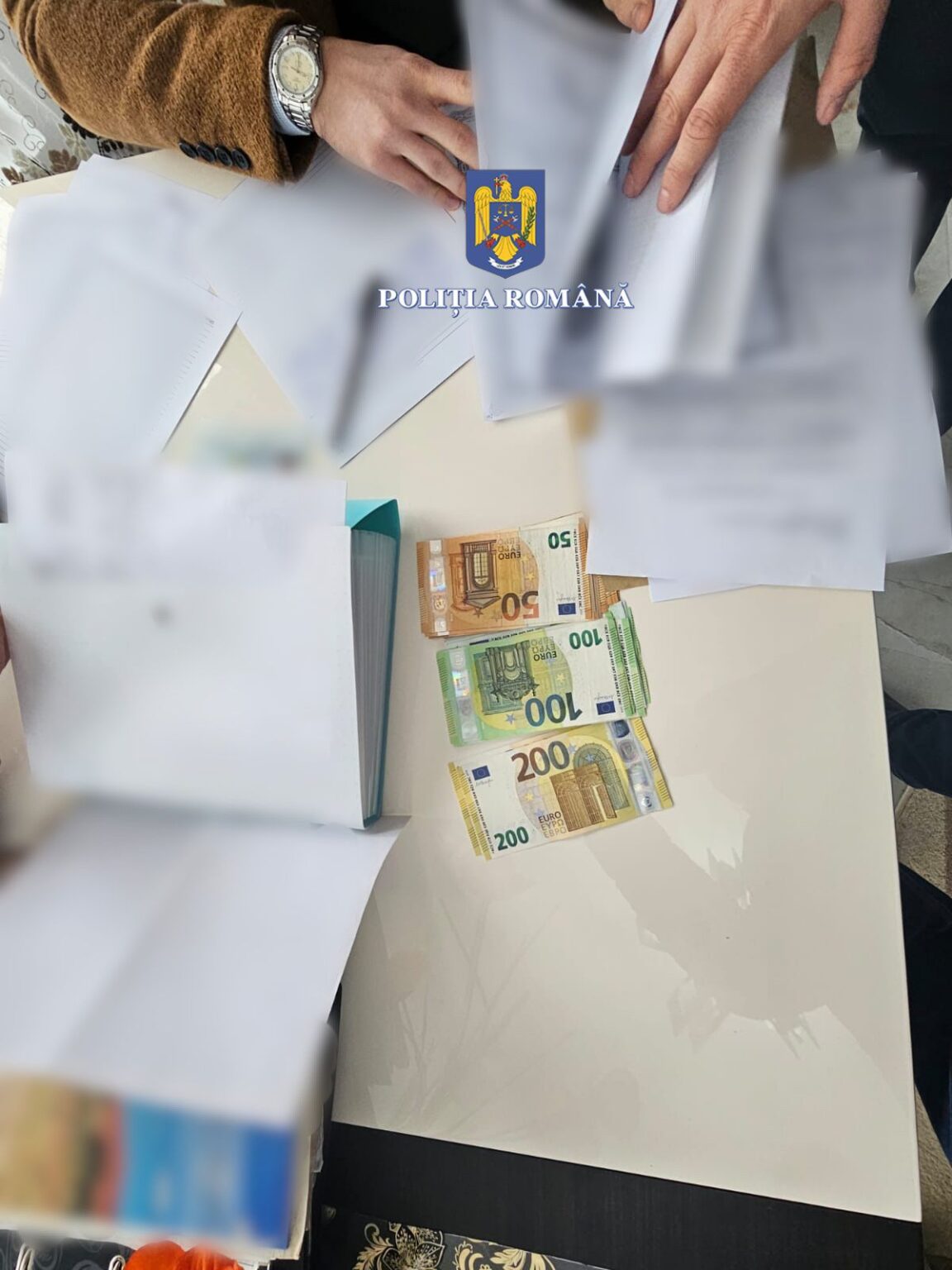 Percheziții domiciliare la persoane bănuite de comiterea infracțiunilor de obținerea ilegală de fonduri, fals în înscrisuri sub semnătură privată, abuz în serviciu, înșelăciune și fals intelectual* 