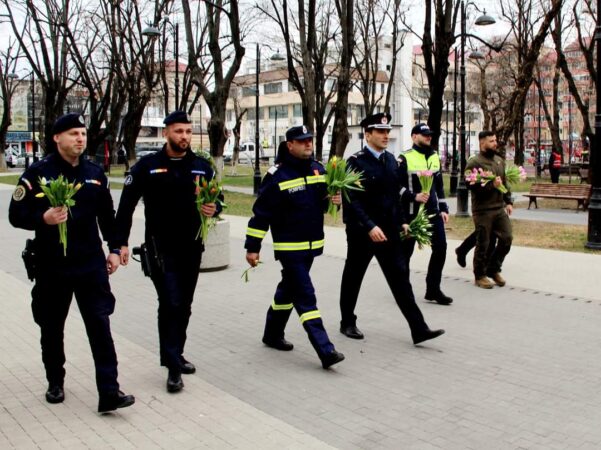 Polițiștii, jandarmii și pompierii au avut o intervenție inedită: Au dăruit flori și recomandări doamnelor și domnișoarelor 