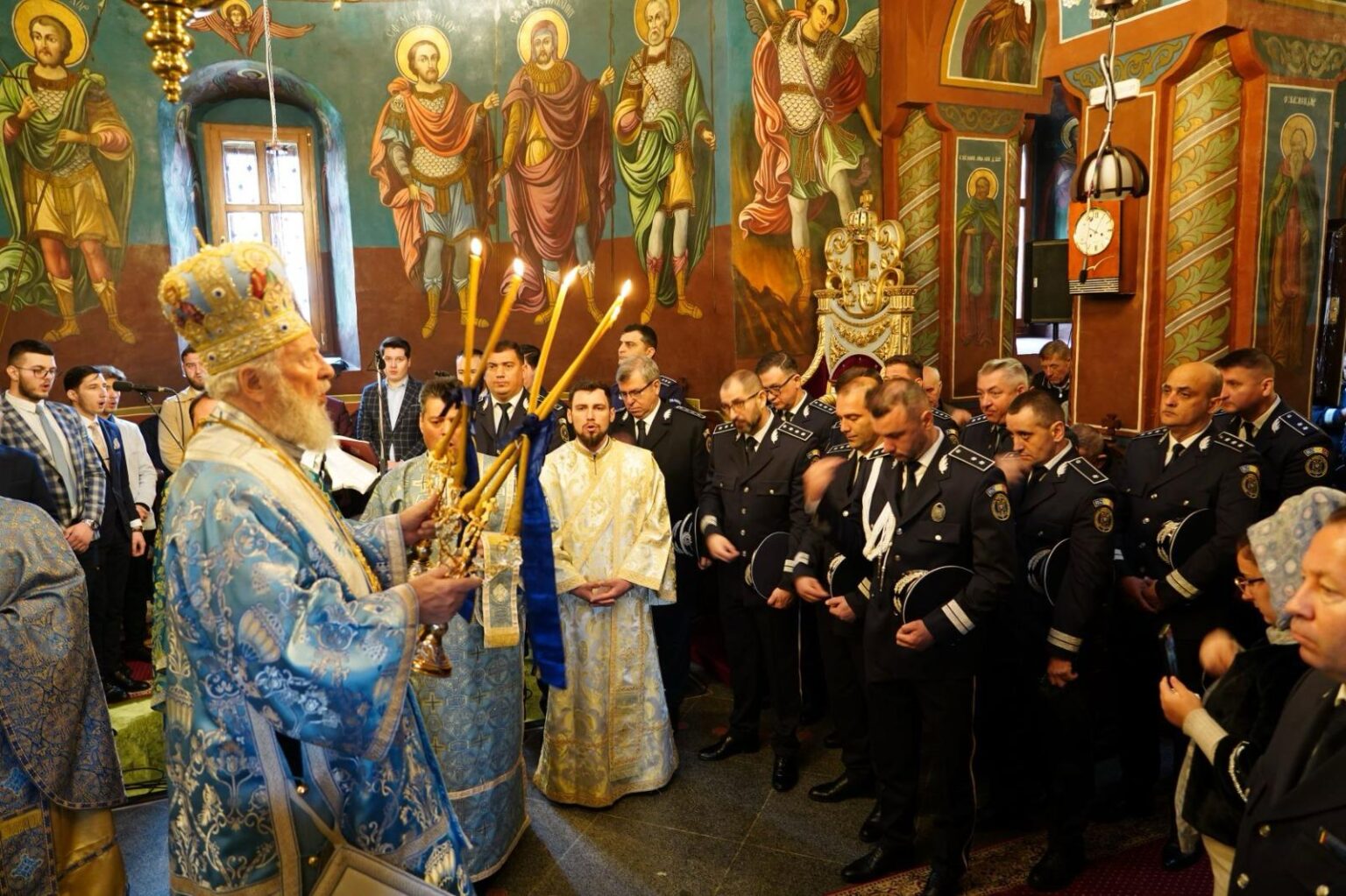 Înaltpreasfințitul Părinte Arhiepiscop și Mitropolit Nifon, însoțit de un sobor de preoți și diaconi, din care a făcut parte părintele vicar