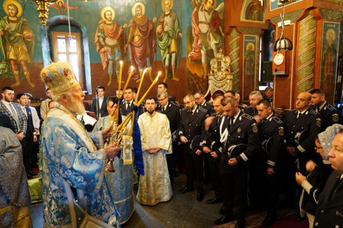 Înaltpreasfințitul Părinte Arhiepiscop și Mitropolit Nifon, însoțit de un sobor de preoți și diaconi, din care a făcut parte părintele vicar