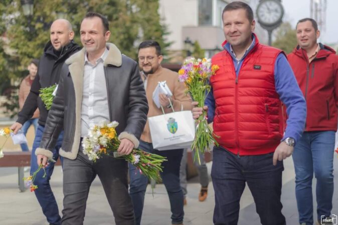 Echipa PSD Dâmbovița oferă mărțișoare și flori tuturor doamnelor și domnișoarelor pe care le întâlnește în cale, localitate cu localitate, în tot județul Dâmbovița. 