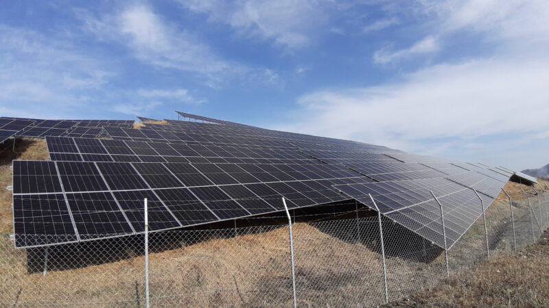 A fost transmis la Monitorul Oficial, Ordinul care aprobă Programul de finanțare privind instalarea sistemelor de panouri fotovoltaice pentru instituții și alte entități care furnizează servicii sociale. Programul are un buget de 250 milioane lei, iar cuantumul finanțării este de maxim 1 milion de lei și se acordă în procent de 100% din contravaloarea cheltuielilor eligibile. „Am trimis la Monitorul Oficial ghidul de finanțare pentru acest program, prin care vom finanța sisteme de panouri fotovoltaice cu o putere minimă de 30 kW și maximă de 200 kW pentru biserici, entități din sistemul național de asistență socială, ONG-uri din domeniu. Beneficiul unui astfel de program nu înseamnă doar un aer mai curat, dar mai ales o valoare mai mică a facturilor fiscale pe care beneficiarii le plătesc pentru utilități în fiecare lună și servicii sociale mai bune pentru oamenii care beneficiază de aceste centre. Finanțarea este 100%, practic primăria sau centrul social nu trebuie să pună niciun ban. Așadar, nu pot decât să aștept ca un număr cât mai mare de primării, ong-uri din domeniul asistenței sociale, unități de cult să acceseze acest program. Vom avea o supracontractare de 100%, ceea ce înseamnă că vom primi proiecte în limita a 500 milioane de lei, chiar dacă bugetul inițial este de 250 milioane lei și sper ca UAT să depună cât mai multe proiecte eligibile”, a punctat ministrul Mircea Fechet. Categoriile de solicitanţi eligibili sunt: - unitățile de cult care aparțin cultelor religioase recunoscute din România; - instituțiile publice/autorităţile administraţiei publice centrale şi/sau locale din sistemul național de asistență socială; - entitățile juridice non-profit, acreditate pentru furnizarea de servicii sociale, potrivit legii.