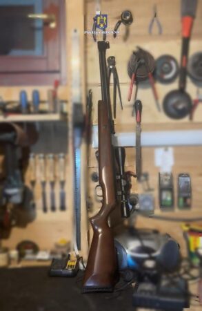 Polițiștii din cadrul Serviciului Arme, Explozivi și Substanțe Periculoase au pus în aplicare un mandat de percheziție domiciliară în comuna Bilciurești, la un bărbat de 36 de ani.