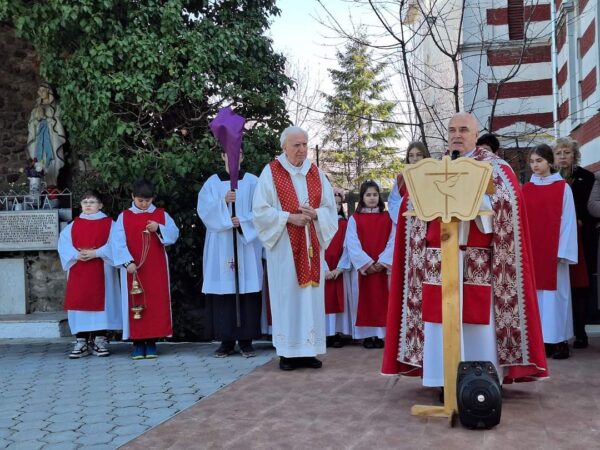Luni, 25 martie, a început  Săptămâna Patimilor pentru credincioșii romano-catolici și protestanți. Săptămâna Mare sau Săptămâna Sfântă, este una a tristeții.