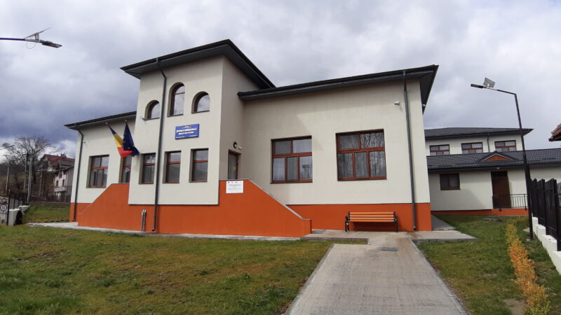 Administrația locală de la Malu cu Flori, condusă de primarul Ion Constantin, și-a onorat o promisiune făcută comunității, a finalizat și a dat în folosință  noua Școală Gimnazială Malu cu Flori.