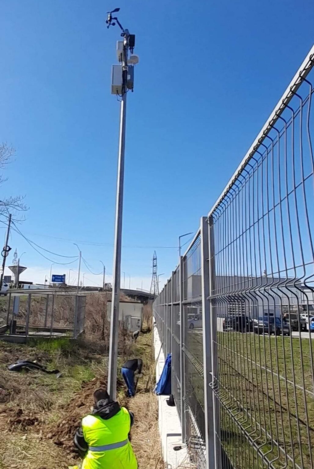 Stațiile sunt montate în cadrul unei investiții mai ample, prin care 64 de străzi și 55 de parcări din municipiul Târgoviște beneficiază de un sistem nou și modern de iluminat public! 