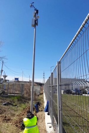 În municipiul Târgoviște se montează stații de monitorizare a mediului ambiant Stațiile sunt montate în cadrul unei investiții mai ample, prin care 64 de străzi și 55 de parcări din municipiul Târgoviște beneficiază de un sistem nou și modern de iluminat public!