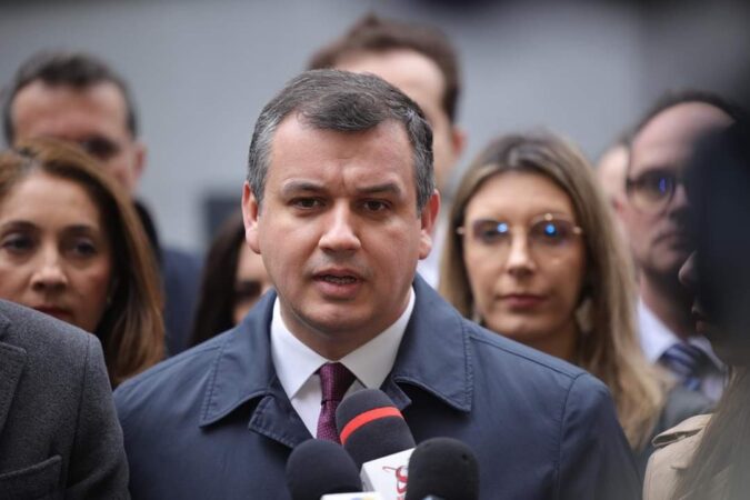 Dreapta Unită cere Avocatului Poporului, atacarea la CCR a ordonanței privind comasarea alegerilor, spunând  că s-a pus în aplicare un sistem discriminatoriu, care îngrădește procesul electoral.