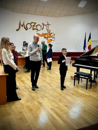 Concertul concurenților care au obținut trofeul „Mozart” Ieri, în Amfiteatrul „George Enescu” al Liceului de Arte „Bălașa Doamna”, Târgoviște, a avut loc un concert la care au participat