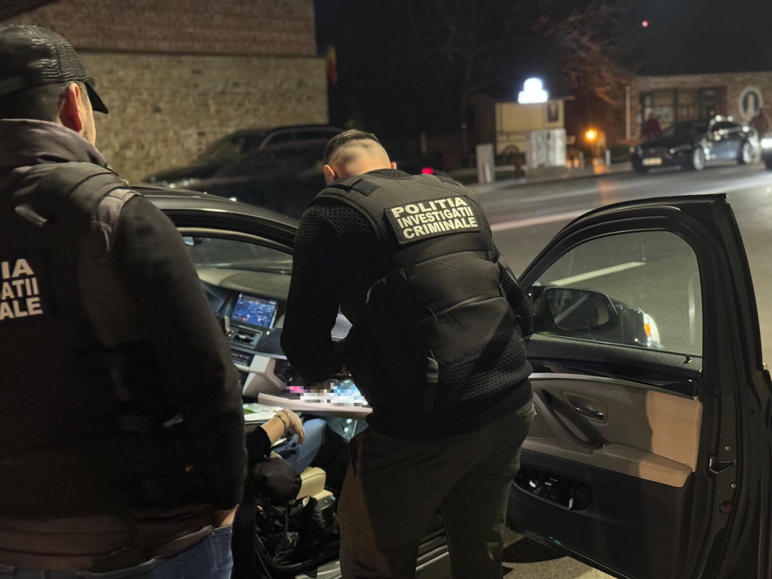 La ceas de seară, un șofer  când a  observat un echipaj de poliție de la Serviciul Rutier că intenționează să îl oprească pentru control, a oprit autoturismul condus și a fugit din acesta.