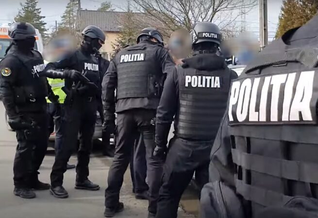 Urmărire ca-n filme: Un șofer nu a oprit la semnalul polițiștilor dâmbovițeni, pe fir au intrat și mascații Polițiștii din cadrul Poliției Municipiului Târgoviște, în timp ce se aflau pe raza municipiului, au efectuat semnal pentru oprirea unui autoturism.