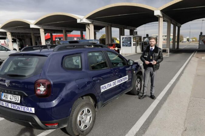 A devenit funcțional noul sistem de declarare a mărfurilor , Sistemul de export automatizat – AES RO Începând cu data de 16 martie 2024, ora 10:00, a devenit funcțional un sistem nou de declarare a mărfurilor - Sistemul de export automatizat – AES RO, o soluție modernă pentru efectuarea controalelor vamale mai rapid și eficient. S-a înlocui astfel, vechiul sistem destinat procesării declarațiilor vamale de export, care presupunea prezentarea documentelor pe hârtie. Așadar, declarația vamală nu va mai fi tipărită, iar documentele justificative se vor transmite exclusiv prin intemediul sistemului, acolo unde se va realiza și schimbul de mesaje cu operatorii. Atenție! Noul sistem AES-RO se utilizează pe bază de certificate digitale calificate. Acesta este doar un pas din planul de acțiune pentru modernizarea sistemelor vamale, în sensul digitalizării formalităților vamale, având ca principale beneficii micșorarea timpilor de vămuire și reducerea interacțiunii între operatori și lucrătorii vamali.