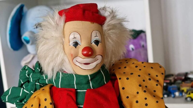 În fiecare an, la 1 aprilie, este marcată ''Ziua păcălelilor'', cunoscută şi ca ''Ziua nebunilor'' în țările anglofone sau ''Peştele de 1 aprilie''