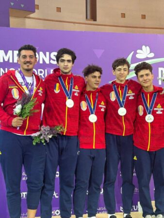 Echipa masculină de sabie juniori a României este vicecampioană mondială, ca urmare a evoluțiilor de la Campionatul Mondial de Scrimă pentru cadeți și juniori – Riad 2024. 