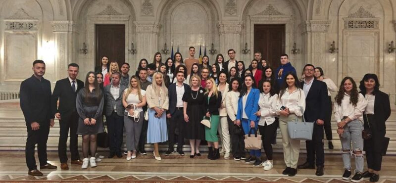 Studenți ai  Facultății de Drept și Științe Administrative din cadrul Universității Valahia din Târgoviște au fost