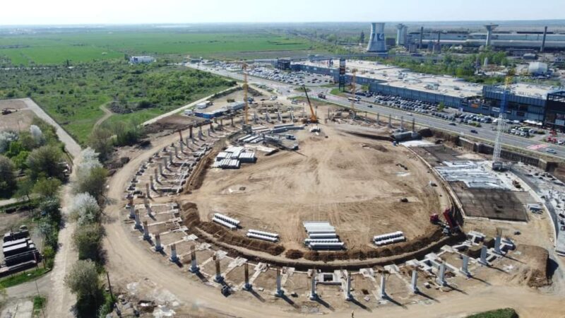 Zilele trecute, au început să monteze primele tribune ale complexului sportiv "Dâmbovița Arena", care se realizează în  zona Dâmbovița Mall. 