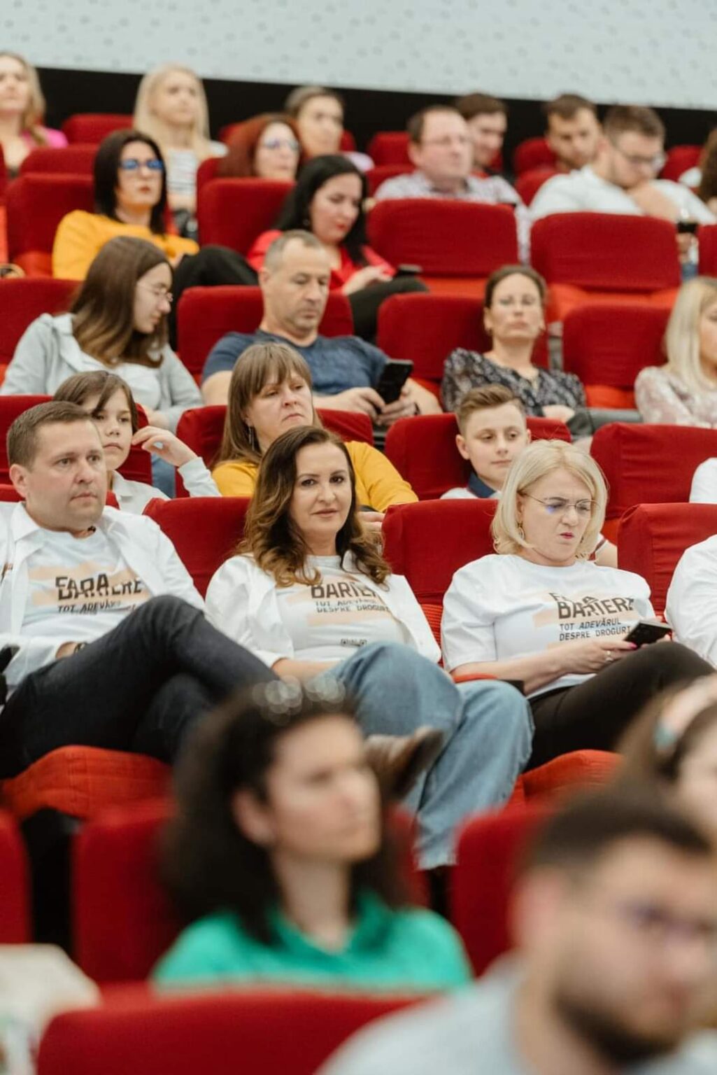 Sute de tineri, cadre didactice și părinți au participat la întâlnirea ce a avut loc la Cinema  Independența  în cadrul Caravanei "Fără bariere