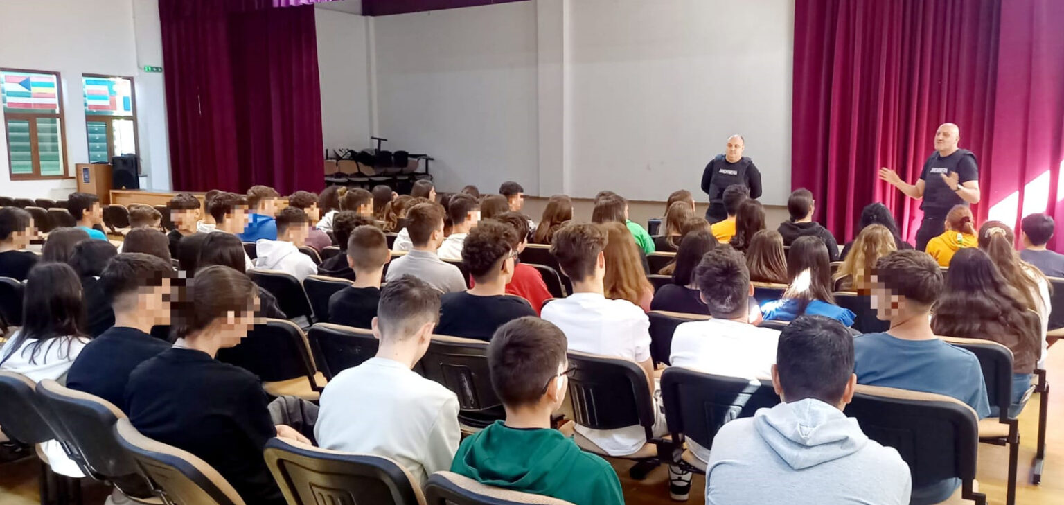 Un grup de prieteni potrivit, un comportament adecvat la școală și consecințele consumului de substanțe interzise