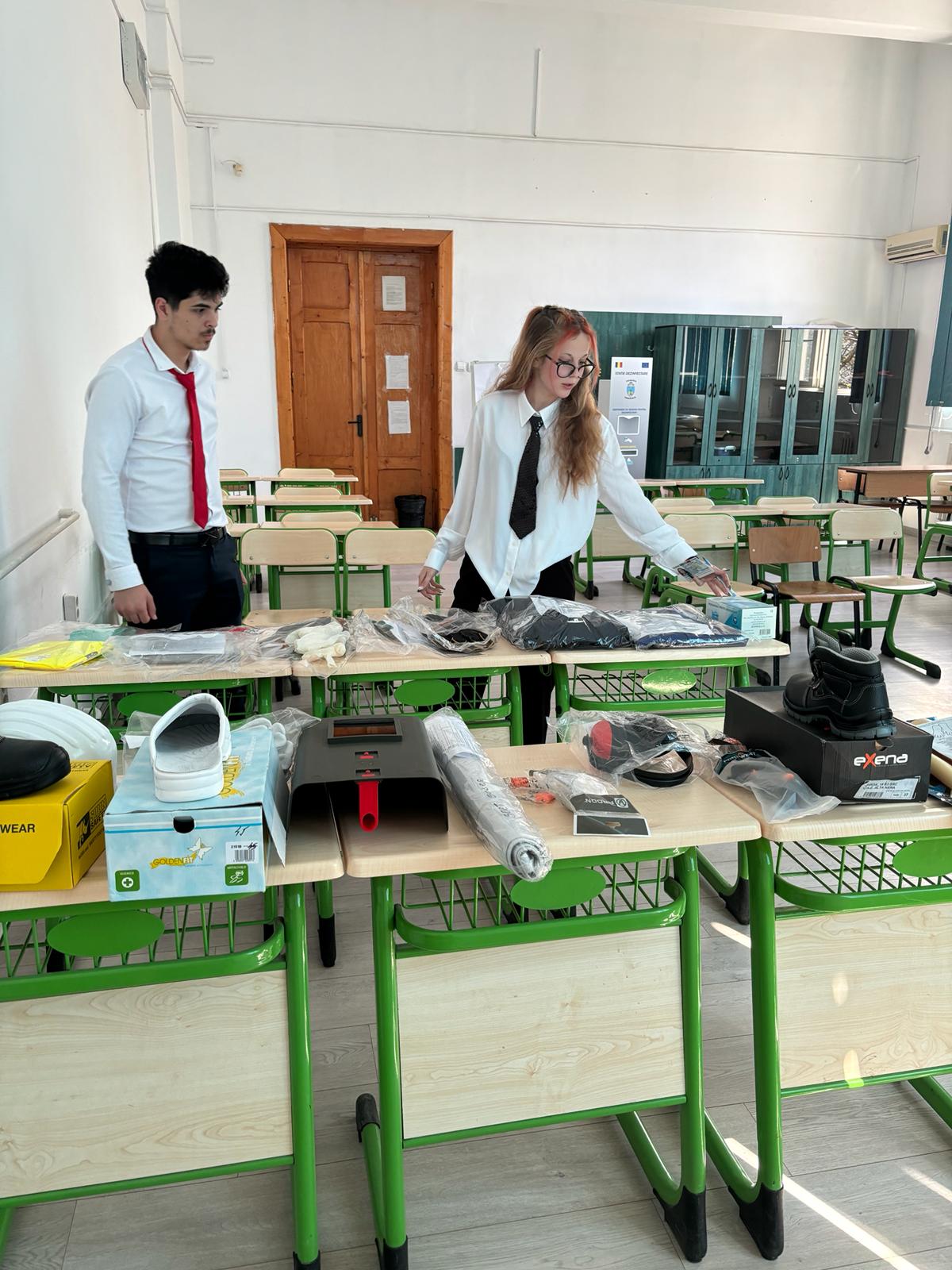 Colegiul Economic „Ion Ghica” din Târgoviște a găzduit concursul „Știu și aplic”, etapa județeană, organizat de Inspectoratul Teritorial de Muncă Dâmbovița.