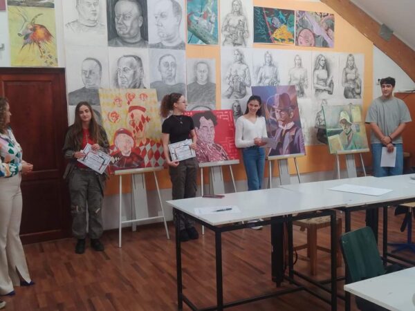 Ieri, au fost desemnați câștigătorii ediției a III-a a Concursului de creație plastică ,,Modele de figurare și transfigurare artistică", organizat la Liceul de Arte ,,Bălașa Doamna" din Târgoviște. 