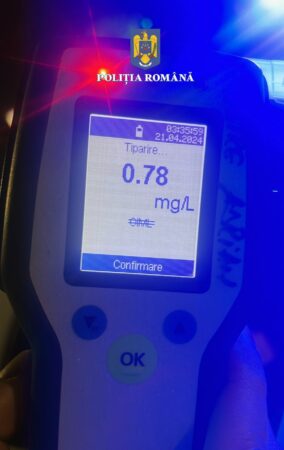 Polițiștii din cadrul Serviciului Rutier au oprit pentru control, pe drumul județean 710 A, în localitatea Iedera, un autoturism condus de un bărbat, de 46 de ani.