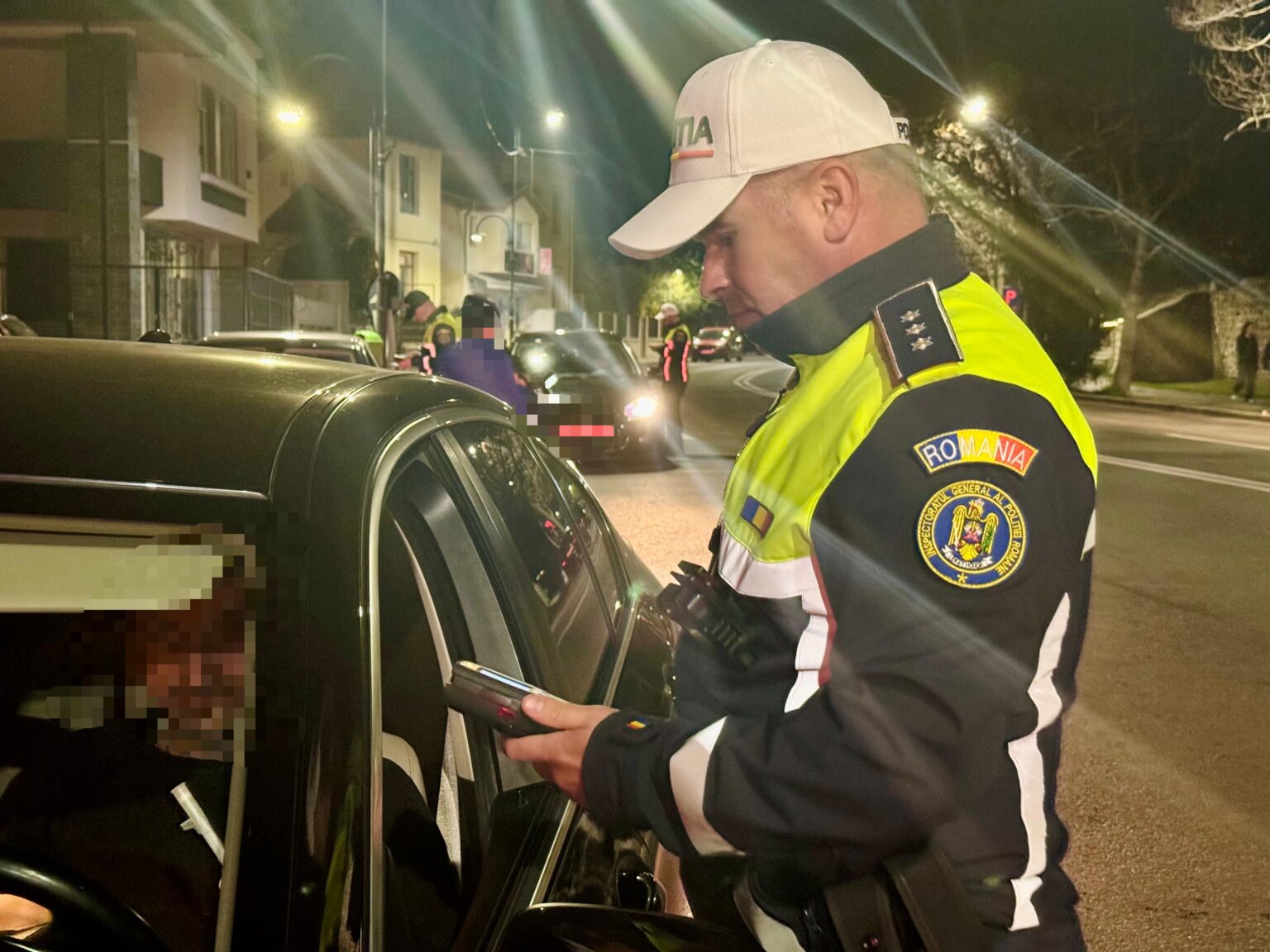 Polițiștii Biroului Rutier Târgoviște au oprit în trafic, pentru control, pe raza municipiului, un autoturism condus de un tânăr de 23 de ani, din localitate. În urma verificărilor efectuate, polițiștii au constatat că șoferul autoturismului nu deține permis de conducere, iar, în urma testării cu aparatul din dotare, au reieșit indicii cu privire la posibila prezență a substanțelor psihoactive. Menționăm că aceasta nu reprezintă probă în cadrul dosarului penal, persoana fiind condusă la o unitate medicală, pentru recoltarea de probe biologice, în vederea stabilirii cu exactitate a consumului unor substanțe interzise. Totodată, în cursul serii, polițiștii din cadrul Biroului Rutier Târgoviște au mai depistat în trafic, pe Șoseaua Găești, un tânăr de 31 de ani, din Târgoviște, în timp ce ar fi condus un autoturism, deși s-ar fi aflat sub influența unor substanțe interzise. În urma testării cu aparatul din dotare, au reieșit indicii cu privire la posibila prezență a substanțelor psihoactive. Menționăm că aceasta nu reprezintă probă în cadrul dosarului penal, persoana fiind condusă la o unitate medicală, pentru recoltarea de probe biologice, în vederea stabilirii cu exactitate a consumului unor substanțe interzise. În cauză, polițiștii au întocmit dosare penale pentru săvârșirea infracțiunilor de conducerea unui autovehicul sub influența alcoolului sau a altor substanțe și conducerea unui vehicul fără permis de conducere.