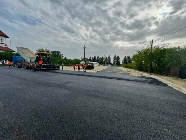 Sunt în desfășurare lucrările de modernizare a târgului comunal din comuna Corbii Mari, mai exact, se  asfaltează