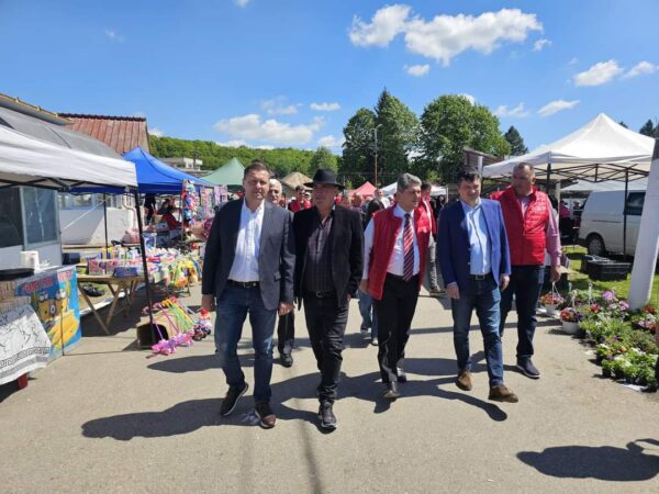 Târgul de Florii de la Voinești este  o tradiție păstrată cu sfințenie de administrația locală și  voineșteni, zeci de producători