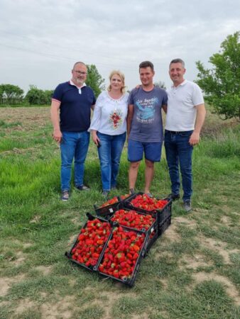 În comuna Tărtășești, sunt oameni care muncesc pământul cu râvnă și cu credința care aduc un plus de valoare vieții românilor.