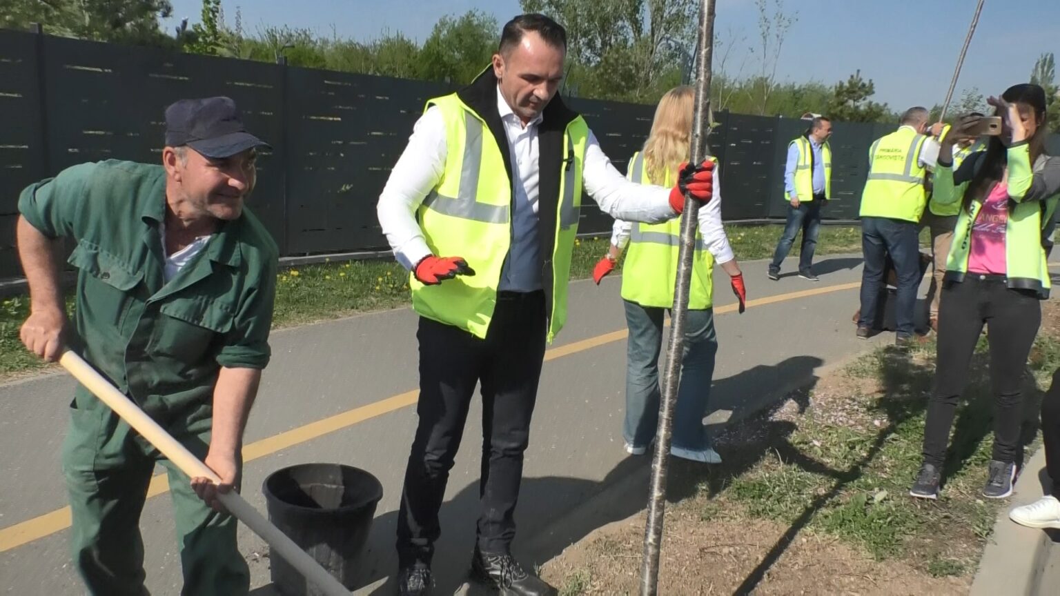 Se plantează 450 de cireși japonezi pe tot Bulevardul " Regele Ferdinand", zona Dâmbovița Mall, acțiunea de plantare a debutat la primele ore ale dimineții de vineri. 