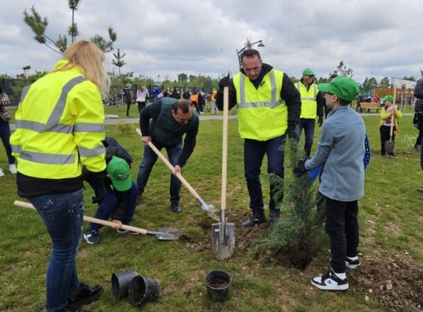 Săptămâna verde la Târgoviște și peste 1500 de arbori, flori și arbuști plantați în parcul de lângă Complexul Turistic de Natație Primaria Târgoviște a desfășurat o amplă acțiune de plantare în parteneriat cu elevii și cadrele didactice de la unitățile de învățământ din municipiul Târgoviște.
