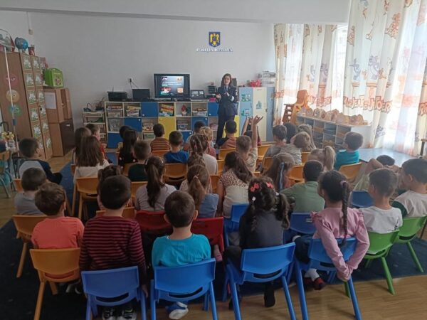 În cadrul Proiectului de prevenire a victimizării tinerilor ”Dincolo de aparențe”, cu sprijinul a două persoane private de libertate