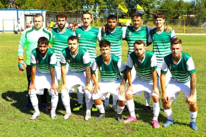 Cinci  dintre jucătorii campioanei județene - Recolta Gura Șuții:  Răzvan Eftimie (foto stânga - rândul de sus), Robert Rășcanu