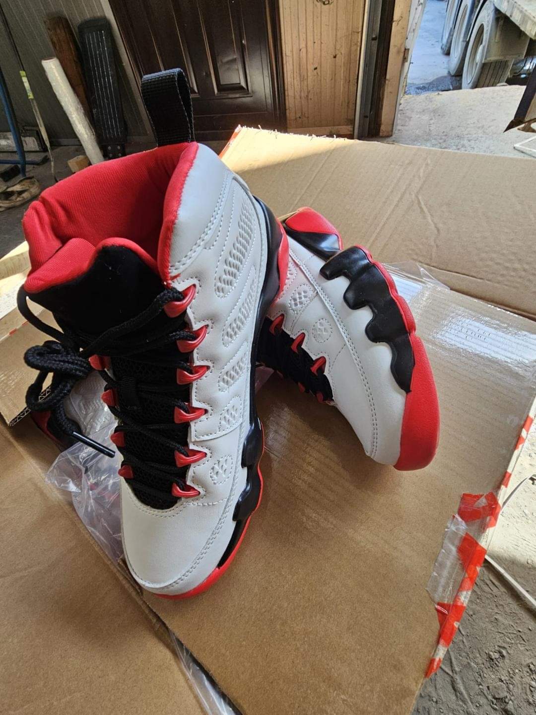 Inspectorii vamali din cadrul Biroului Vamal de Frontieră Constanța Sud au reținut peste 7.000 perechi de încălțăminte sport susceptibilă de a fi contrafăcută.