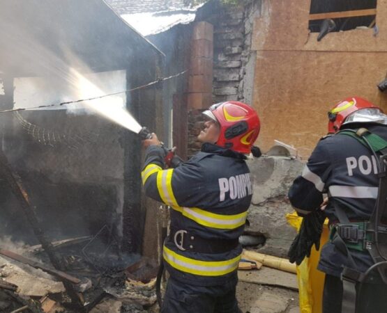 Ieri, în jurul orei 11:52, pompierii au fost solicitați să intervină la un incendiu produs în satul Plopu.