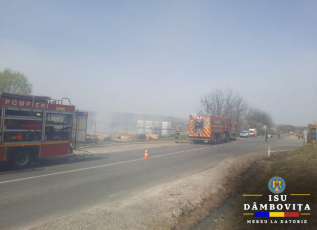 Pompierii am fost solicitați să intervină în cazul unui incendiu de vegetație uscată și cherestea în localitatea Voinești, sat Izvoarele.