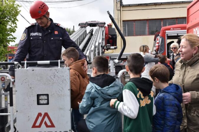 Ieri, pe platoul Detașamentului de Pompieri Târgoviște, pompierii au legat noi prieteni cu  elevi ai Școlii ” Radu cel Mare” din Târgoviște.  
